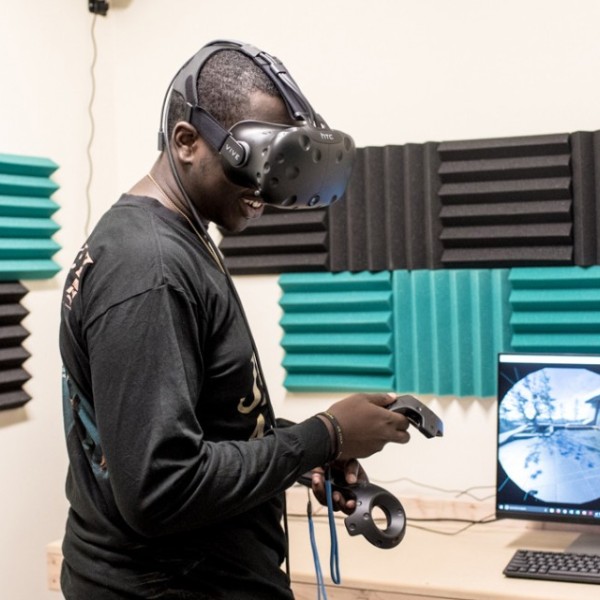 Emmanuel Nimarko ’19 tests out virtual reality equipment at the makerspace