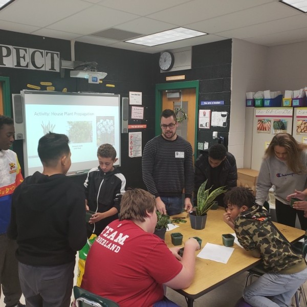 Graduate student works with middle school students.