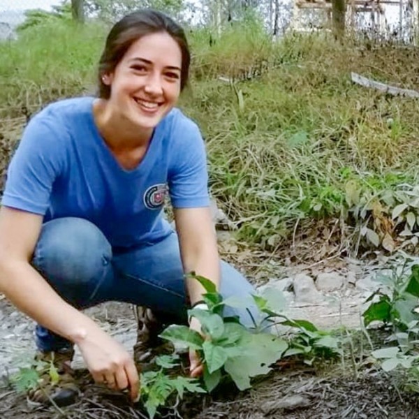 Anna Ulmann ’21 working in an agricultural field