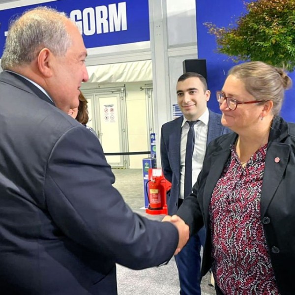 Allison Chatrchyan greeting the president of Armenia at COP26