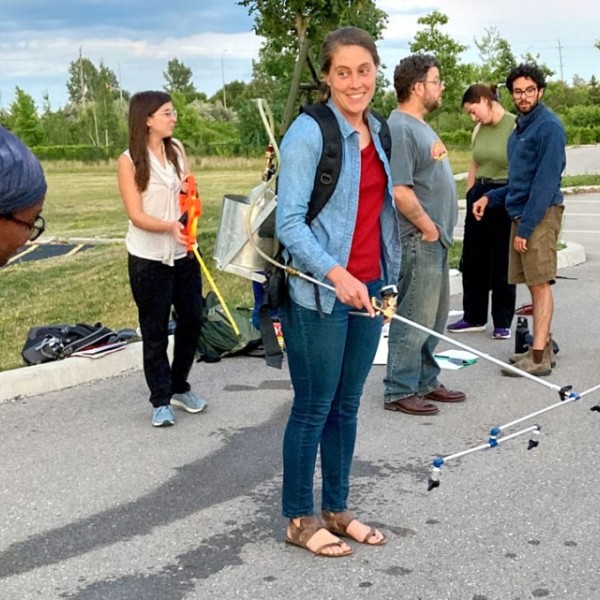 Doctoral students Aleah Butler-Jones '19, left, and Maria Gannett, M.S. '16 practice with other Cornell graduate students at a hotel parking lot the night before the weed competition.