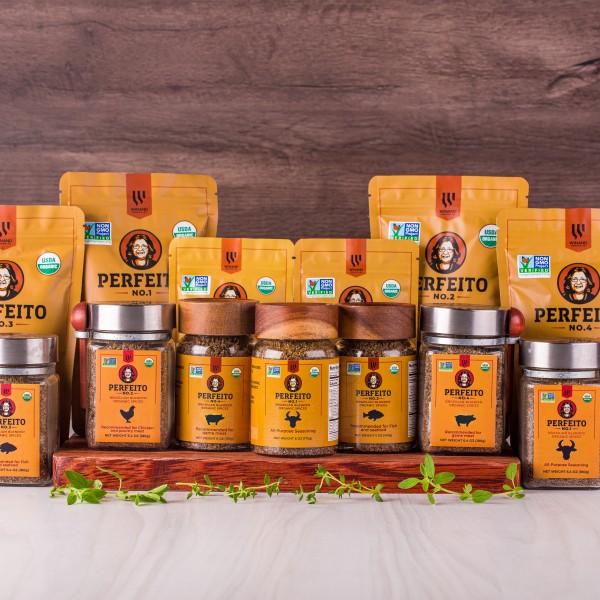 Full product lineup with different jars and pouches of Perfeito seasonings. 