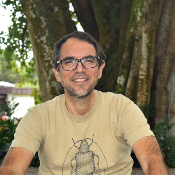 photo of Germán Vargas wearing a beetle tshirt in front of a tree 