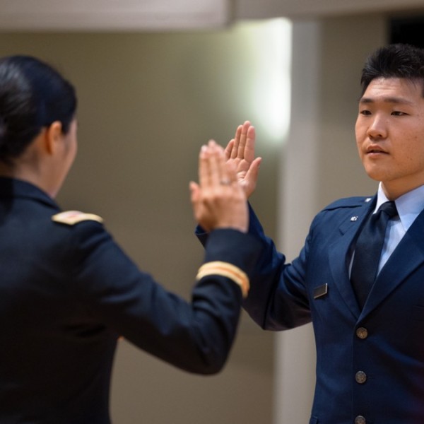Jiho Lee ’23 is sworn in as an Air Force second lieutenant by his sister, Chalsi Lee