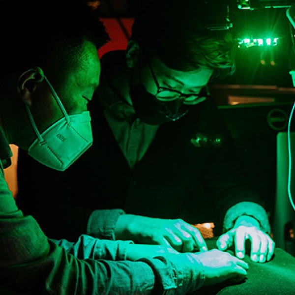 Yu Jiang and graduate student usimg fluorescence imaging to help identify weeds among plants