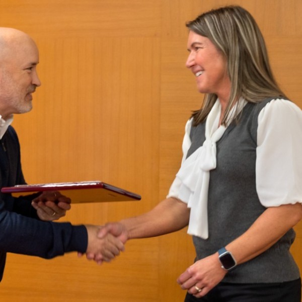 Adrienne Mason, administrative director for two departments in CALS, receives the Employee Assembly’s Award for Staff Integrity and Inclusion from Sean Moeller, associate vice president of academic human resources.