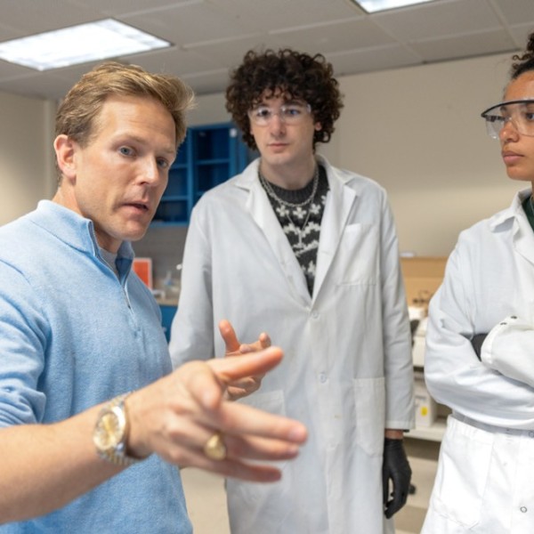 Quantera founder Terry Bates, Ph.D. ’23, explains the operation of the startup's spectrometer to undergraduate interns Nick DeMayo ’26 and Alexis Sherman ’26, both from Cornell Engineering.