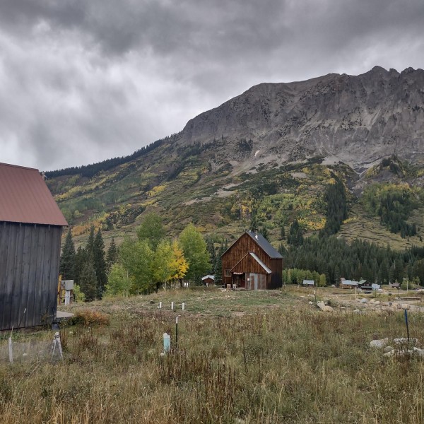 landscape picture with a mountain and a building