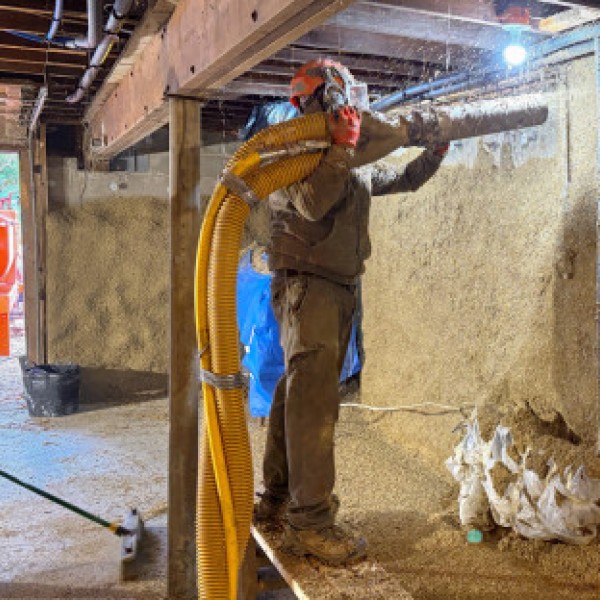 Builder Jeff Gagnon uses the Ereasy spray system